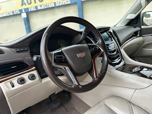 Used 2015 Cadillac Escalade Luxury AWD/4WD image 10