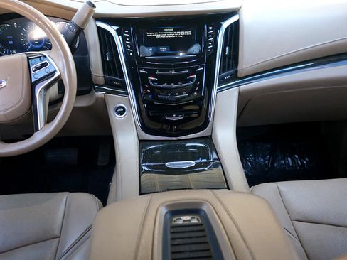 Used 2019 Cadillac Escalade Platinum image 10