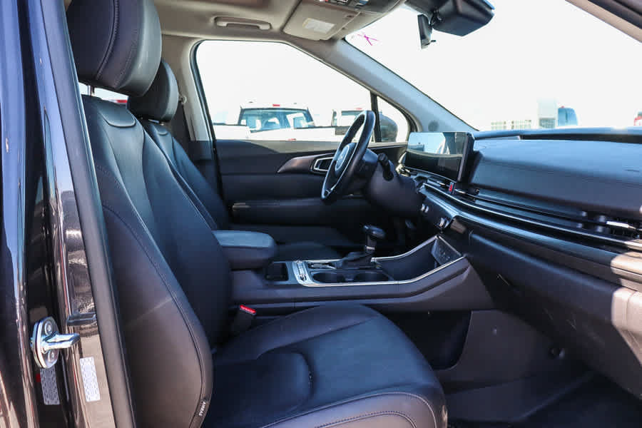 Used 2025 Kia Carnival SX w/ SX Dark Edition Package FWD image 15
