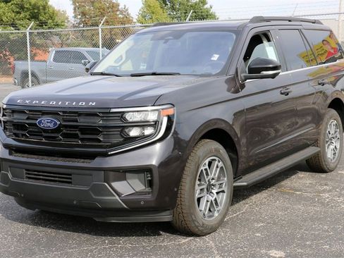 New 2025 Ford Expedition Active image 2