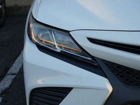 Used 2018 Toyota Camry SE w/ Moonroof Package FWD image 3