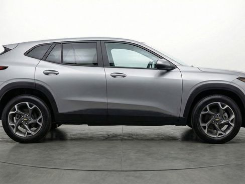 Used 2025 Chevrolet Trax LT FWD image 11
