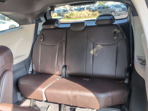 Certified 2023 Toyota Sienna Platinum image 33