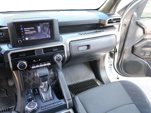 Used 2025 Toyota Tacoma SR5 AWD/4WD image 39