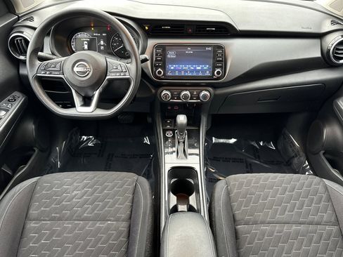 Used 2023 Nissan Kicks SV image 3