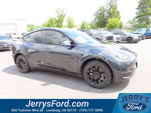 Used 2024 Tesla Model Y Long Range AWD/4WD image 1