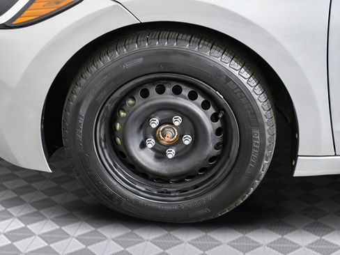 Used 2017 Hyundai Elantra SE image 27