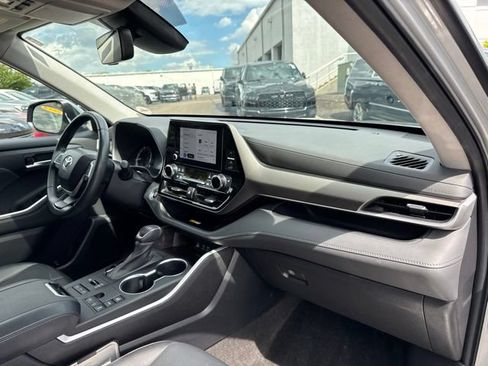 Used 2023 Toyota Highlander XLE AWD/4WD image 30