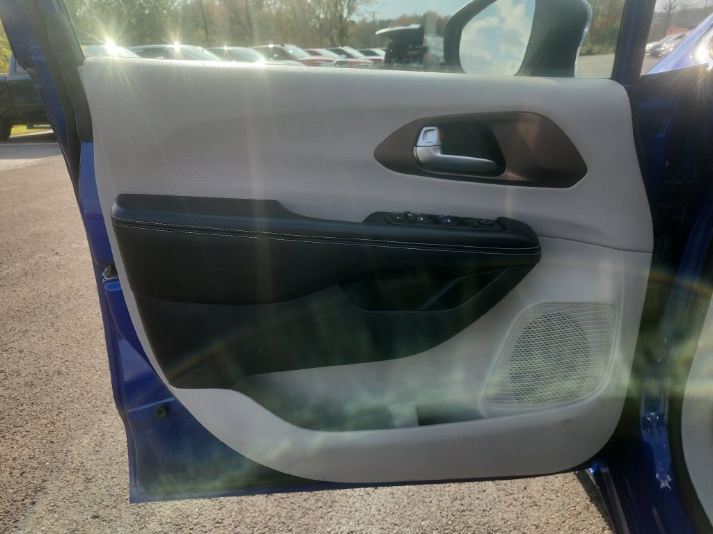 Used 2021 Chrysler Voyager LX FWD image 22