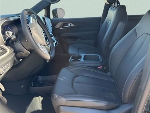 New 2026 Chrysler Pacifica Select image 11