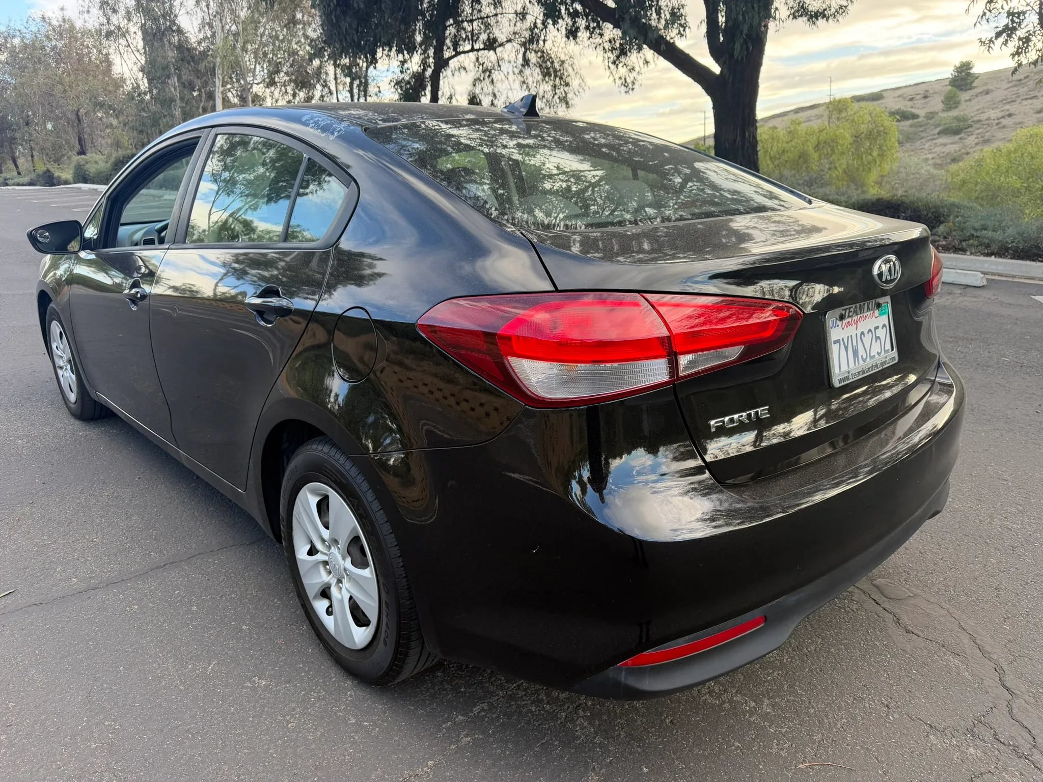 Used 2017 Kia Forte LX FWD image 3