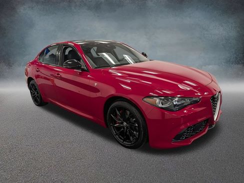 Used 2024 Alfa Romeo Giulia Ti AWD/4WD image 3