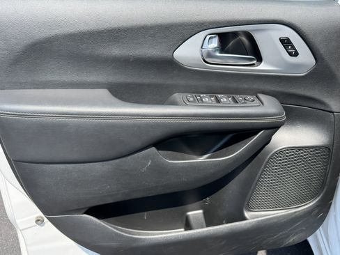 Used 2025 Chrysler Pacifica Limited FWD image 12