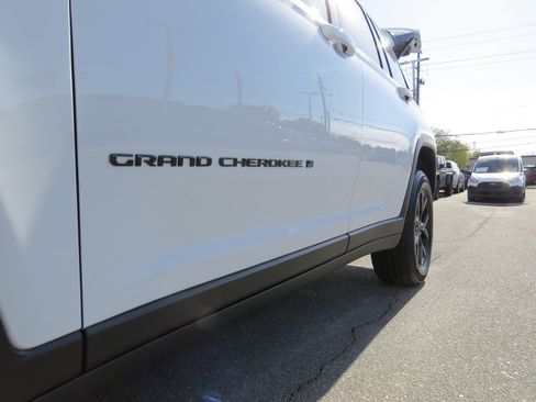 New 2025 Jeep Grand Cherokee Altitude image 14