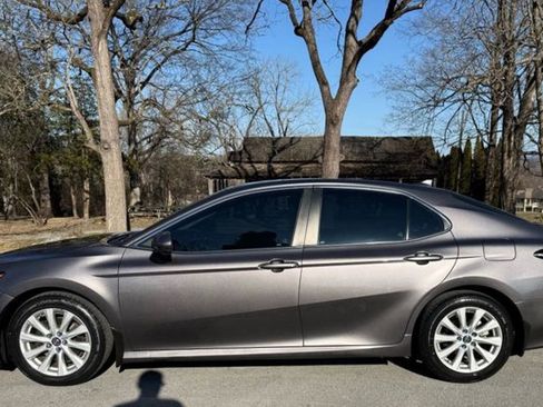 Used 2019 Toyota Camry LE image 10