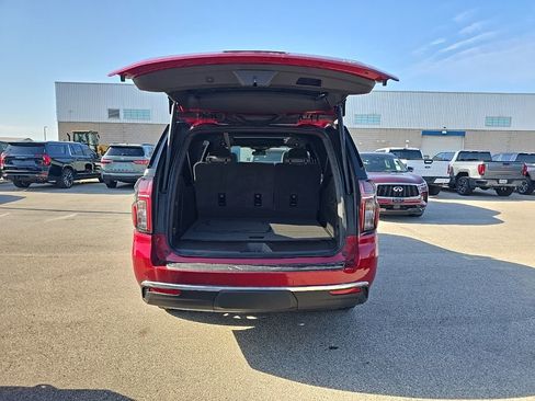 Used 2024 Chevrolet Suburban LT w/ Luxury Package image 5