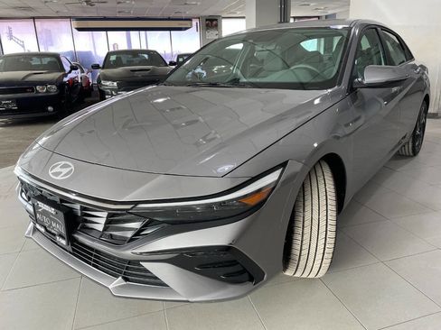 Used 2025 Hyundai Elantra SEL image 3