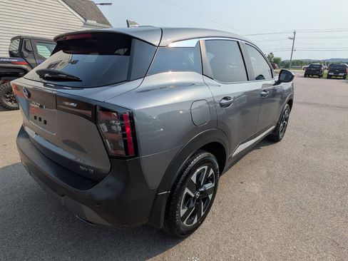 Used 2025 Nissan Kicks SV AWD/4WD image 8