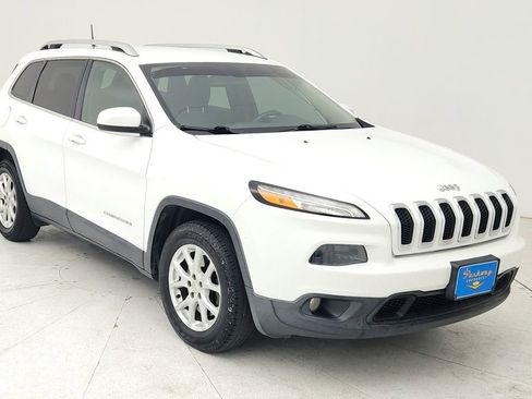 Used 2017 Jeep Cherokee Latitude image 1