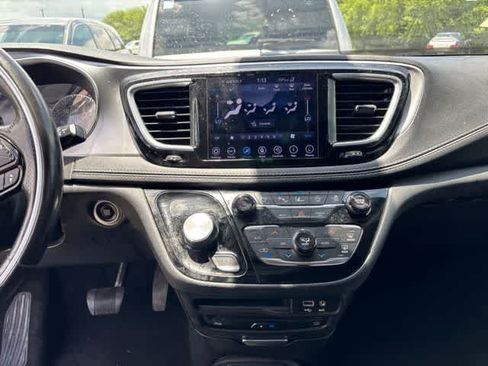 Used 2019 Chrysler Pacifica Limited w/ Advanced Safetytec Group FWD image 19