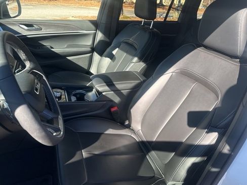 Used 2025 Jeep Grand Cherokee Limited w/ MOPAR Finishing Package image 10