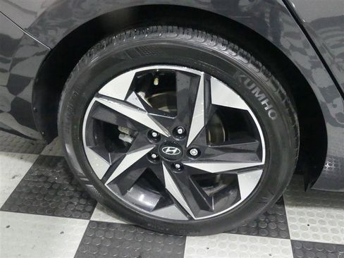 Used 2021 Hyundai Elantra SEL w/ Convenience + Premium Package FWD image 17