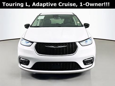 Used 2024 Chrysler Pacifica Touring-L image 2