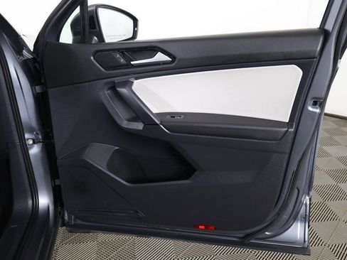 Used 2024 Volkswagen Tiguan SE w/ Panoramic Sunroof Package image 26