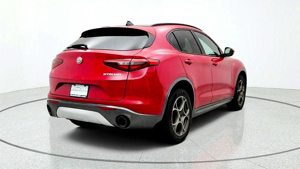 Used 2023 Alfa Romeo Stelvio Ti AWD/4WD image 5