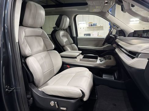 Certified 2025 Lincoln Navigator L Reserve image 28