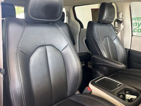 Used 2024 Chrysler Pacifica Touring-L FWD image 21