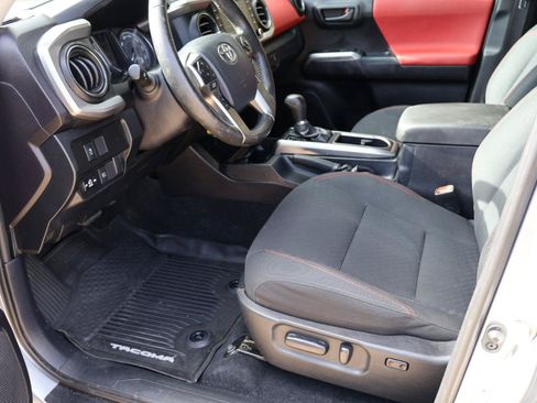 Used 2020 Toyota Tacoma SR5 w/ Technology Package AWD/4WD image 11