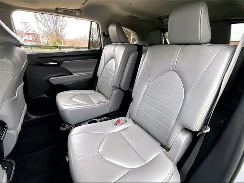 Used 2021 Toyota Highlander XLE AWD/4WD image 32