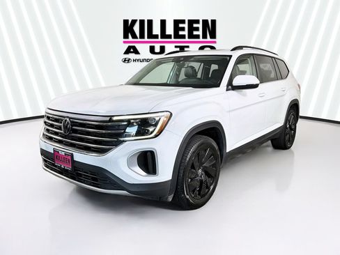 Used 2024 Volkswagen Atlas SE w/ Panoramic Sunroof Package FWD image 3