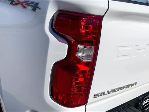 Used 2025 Chevrolet Silverado 2500 LT w/ Convenience Package image 27