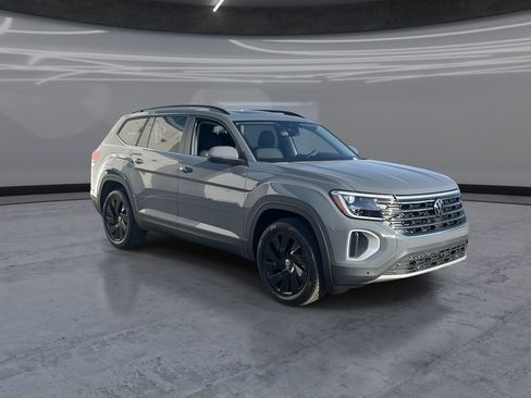 New 2026 Volkswagen Atlas SE FWD image 2