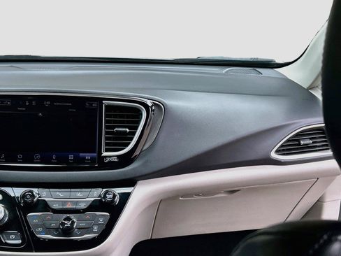 Used 2024 Chrysler Pacifica Touring-L FWD image 20
