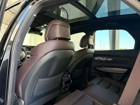 Used 2022 Genesis GV70 2.5T w/ Advanced Package image 21