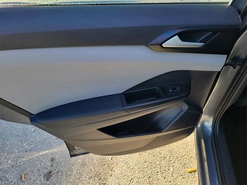 Certified 2022 Volkswagen Taos SE image 11