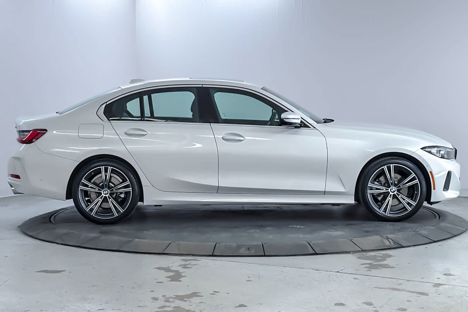 Used 2024 BMW 330i xDrive Sedan w/ Convenience Package AWD/4WD image 8