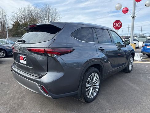 Used 2025 Toyota Highlander Platinum image 5