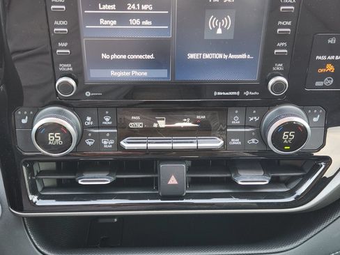 Used 2021 Toyota Highlander XLE FWD image 22