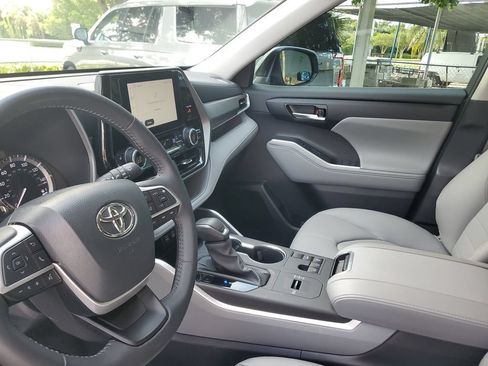 Used 2024 Toyota Highlander XLE FWD image 23