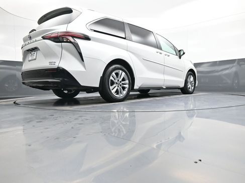 Certified 2024 Toyota Sienna Limited image 32