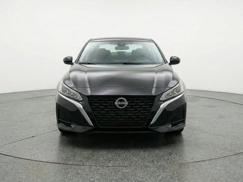 Used 2025 Nissan Altima 2.5 SV FWD image 2