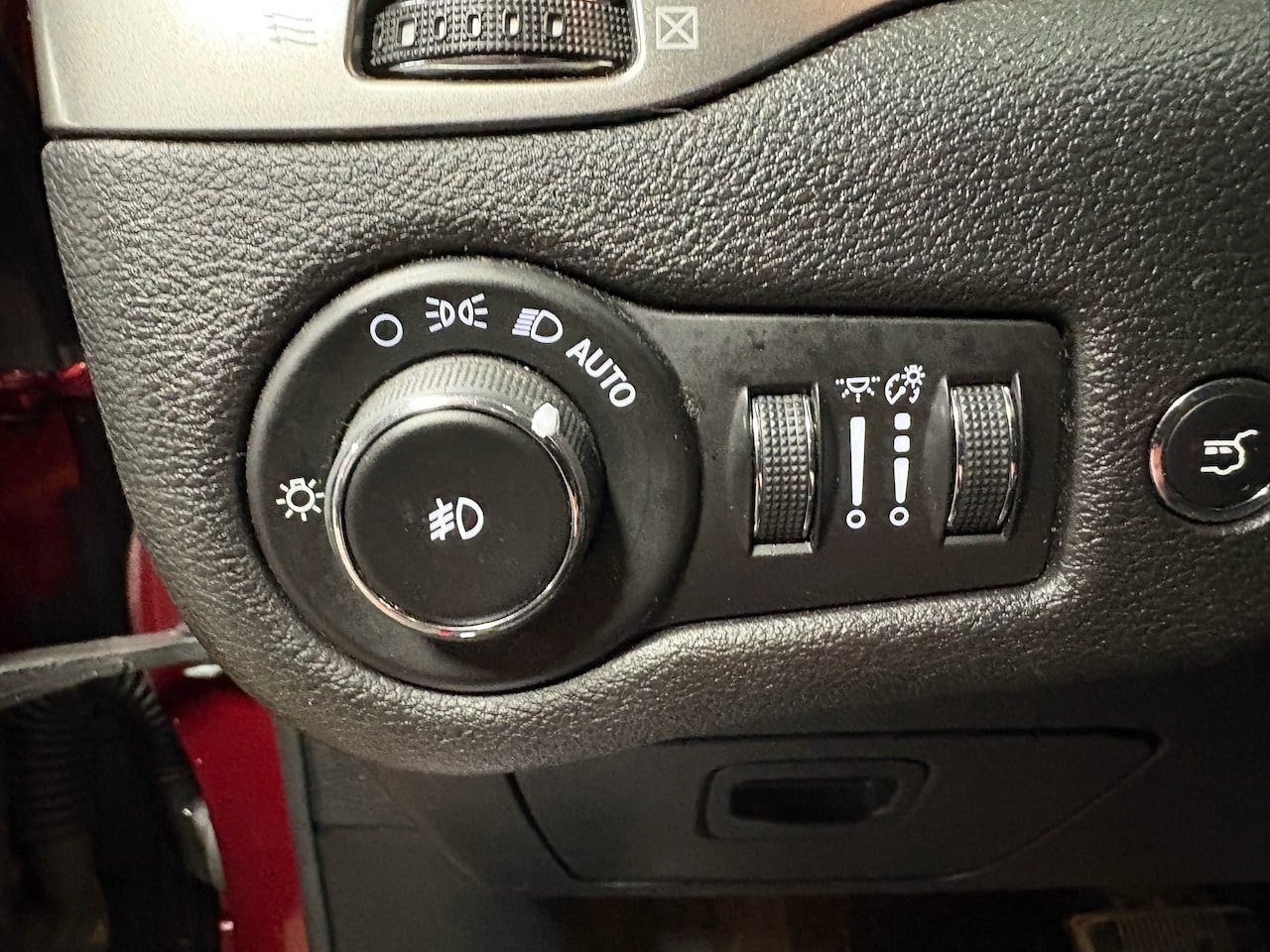 Used 2019 Jeep Cherokee Limited AWD/4WD image 15