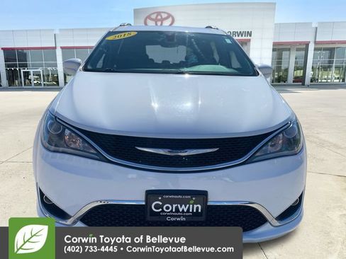 Used 2018 Chrysler Pacifica Touring-L w/ Tire & Wheel Group FWD image 8