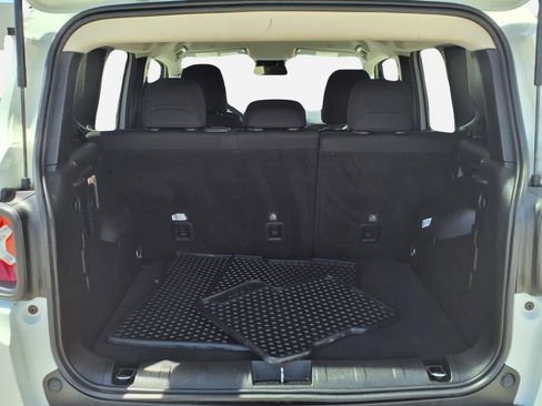 Used 2022 Jeep Renegade Latitude AWD/4WD image 5
