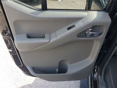 Used 2020 Nissan Frontier SV w/ Midnight Edition Floor Mats image 10