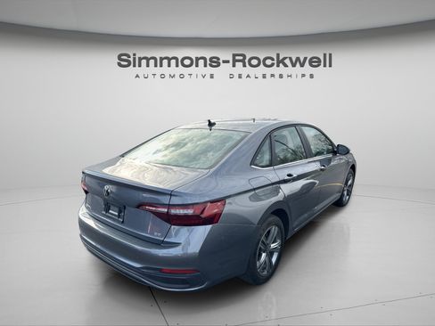 Used 2024 Volkswagen Jetta SE FWD image 4
